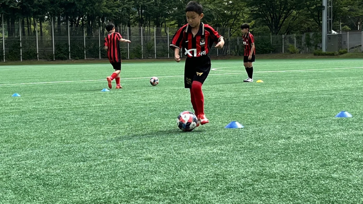 Kilian menggiring bola saat latihan di FC Seoul Academy, Korea Selatan