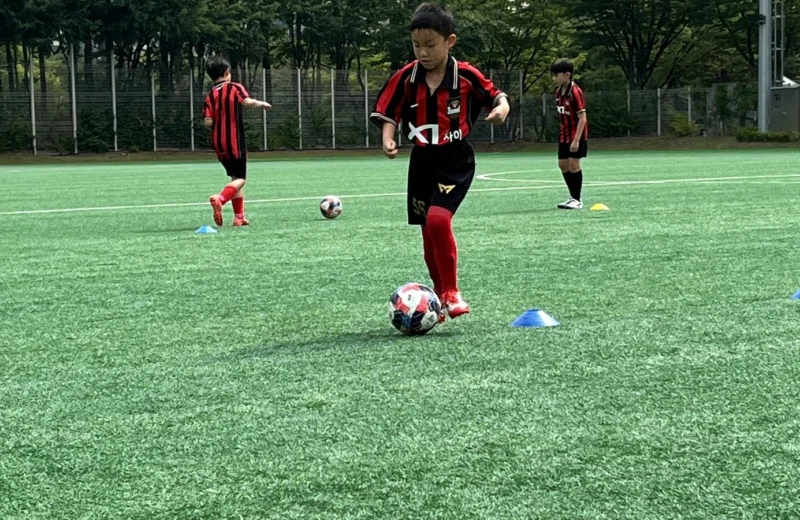 Kilian menggiring bola saat latihan di FC Seoul Academy, Korea Selatan