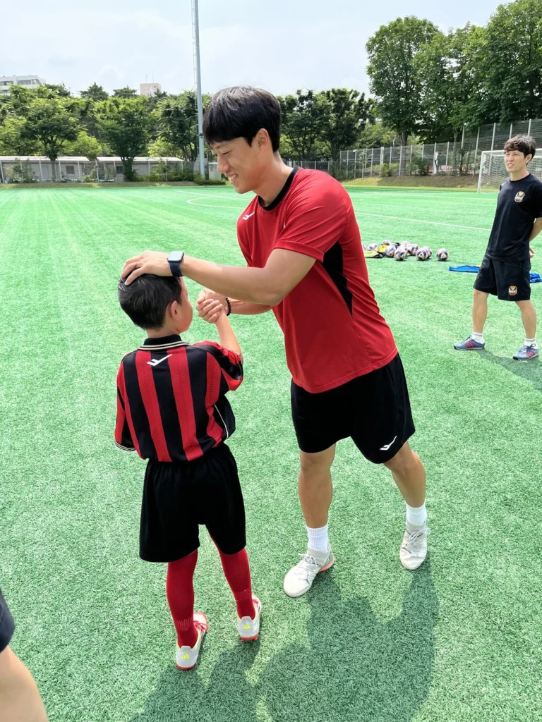 Coach FC Seoul Academy bersama Kilian setelah sesi latihan
