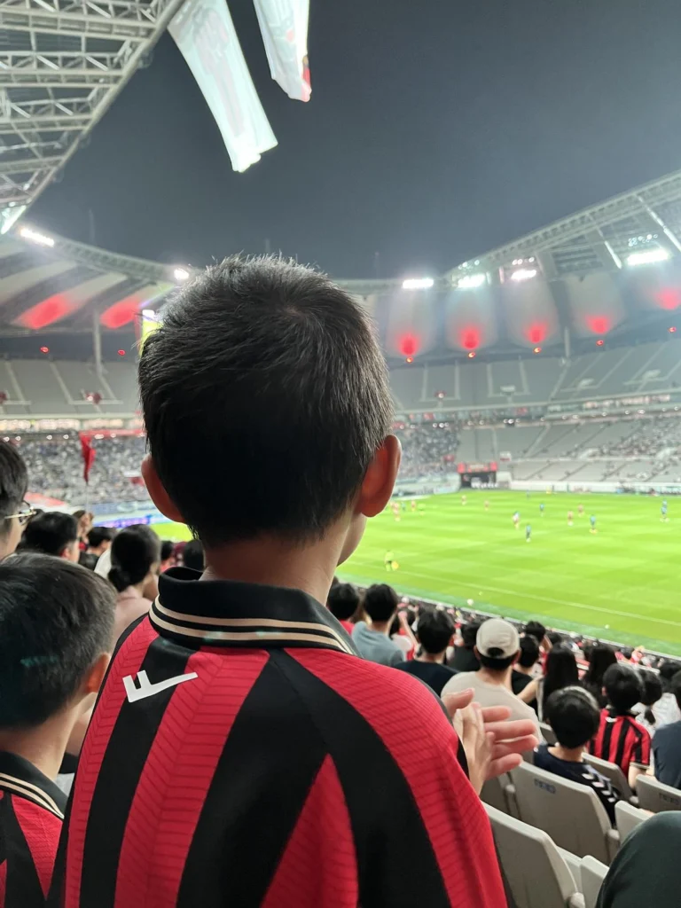 Kilian menonton laga FC Seoul dari tribun Seoul World Cup Stadium