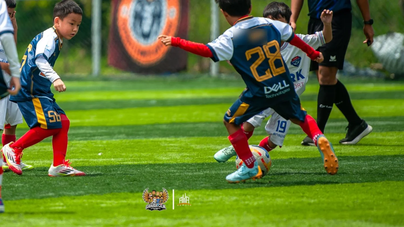 Kilian (Rockstar Dreamteam) berduel memperebutkan bola di Garuda Cilik Road to Series Nasional, April 2026