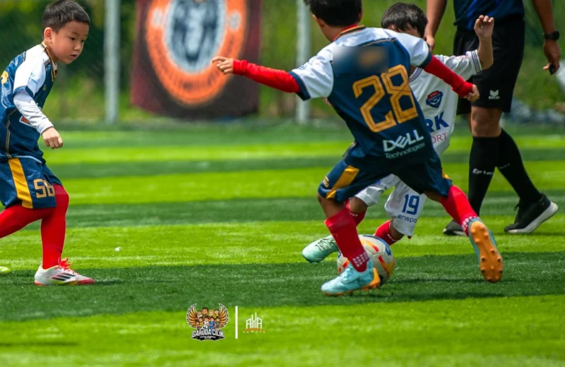 Kilian (Rockstar Dreamteam) berduel memperebutkan bola di Garuda Cilik Road to Series Nasional, April 2026