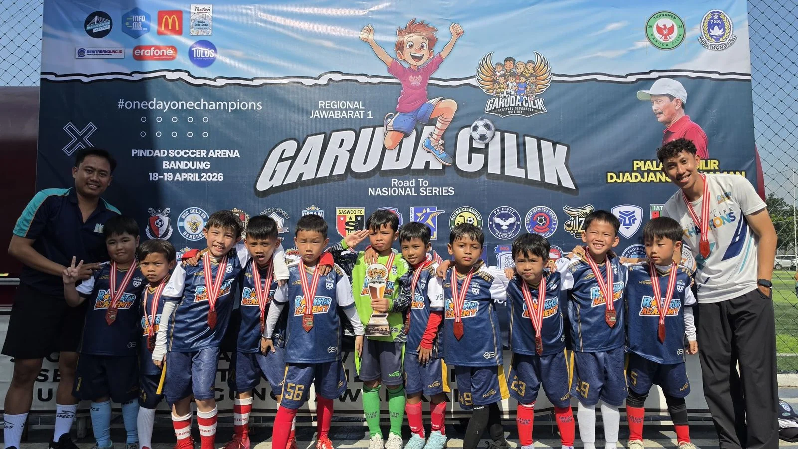 Tim Rockstar Dreamteam di depan banner Garuda Cilik Road to Series Nasional di Pindad Soccer Arena