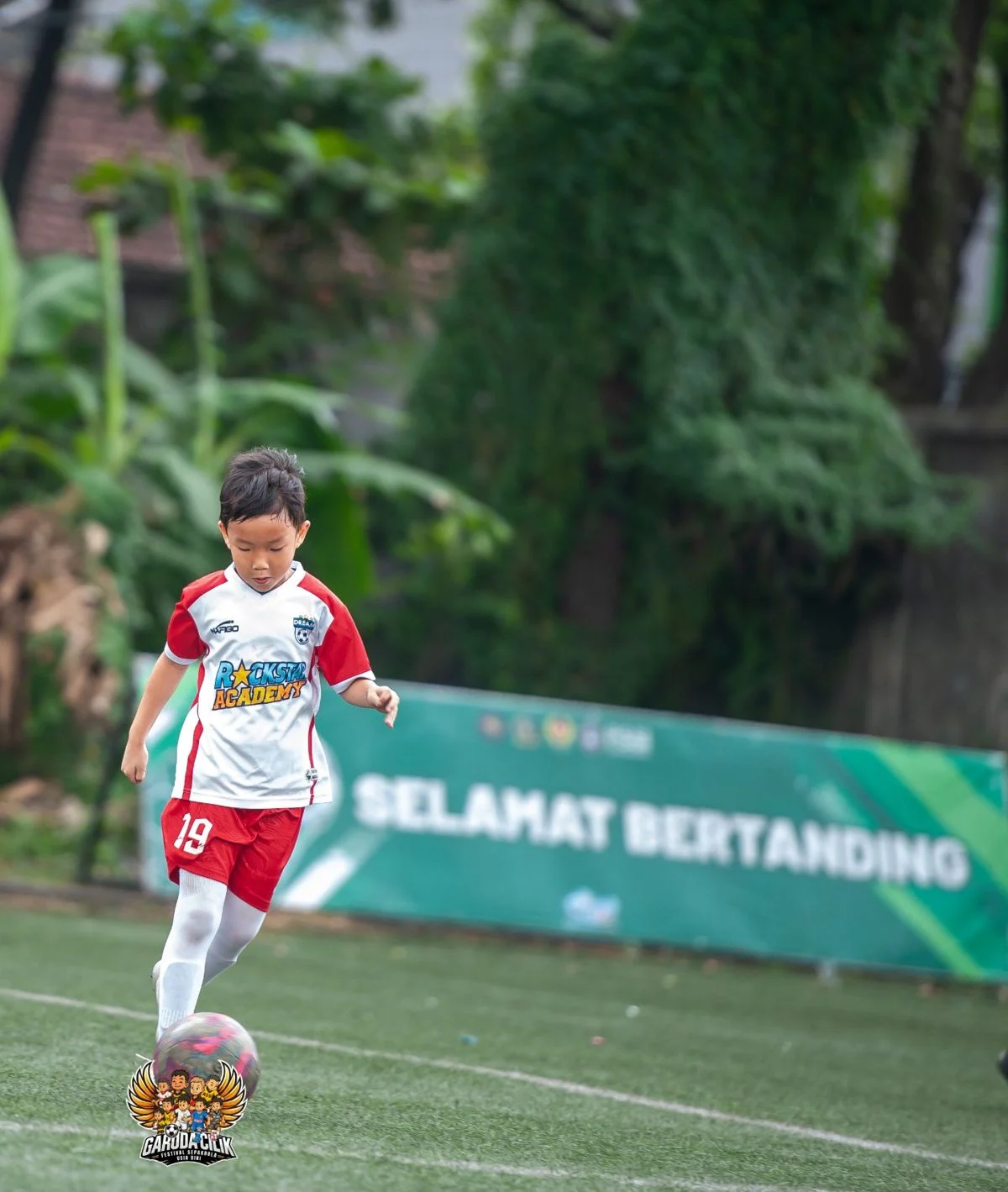 Kilian menggiring bola di Garuda Cilik Series 5 Bandung