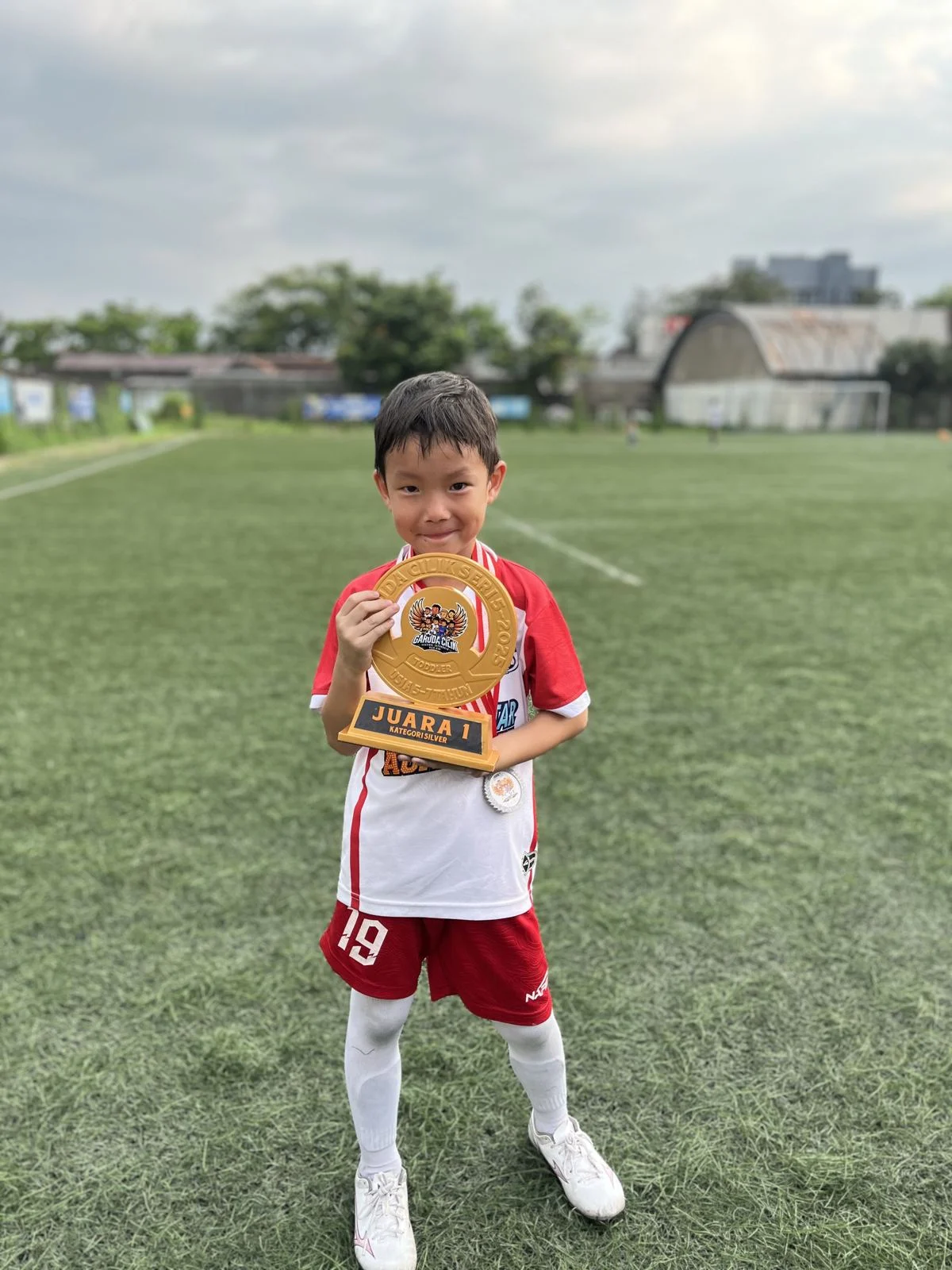 Kilian memegang trofi Juara 1 Kategori Silver di Garuda Cilik Series 5, Agustus 2025