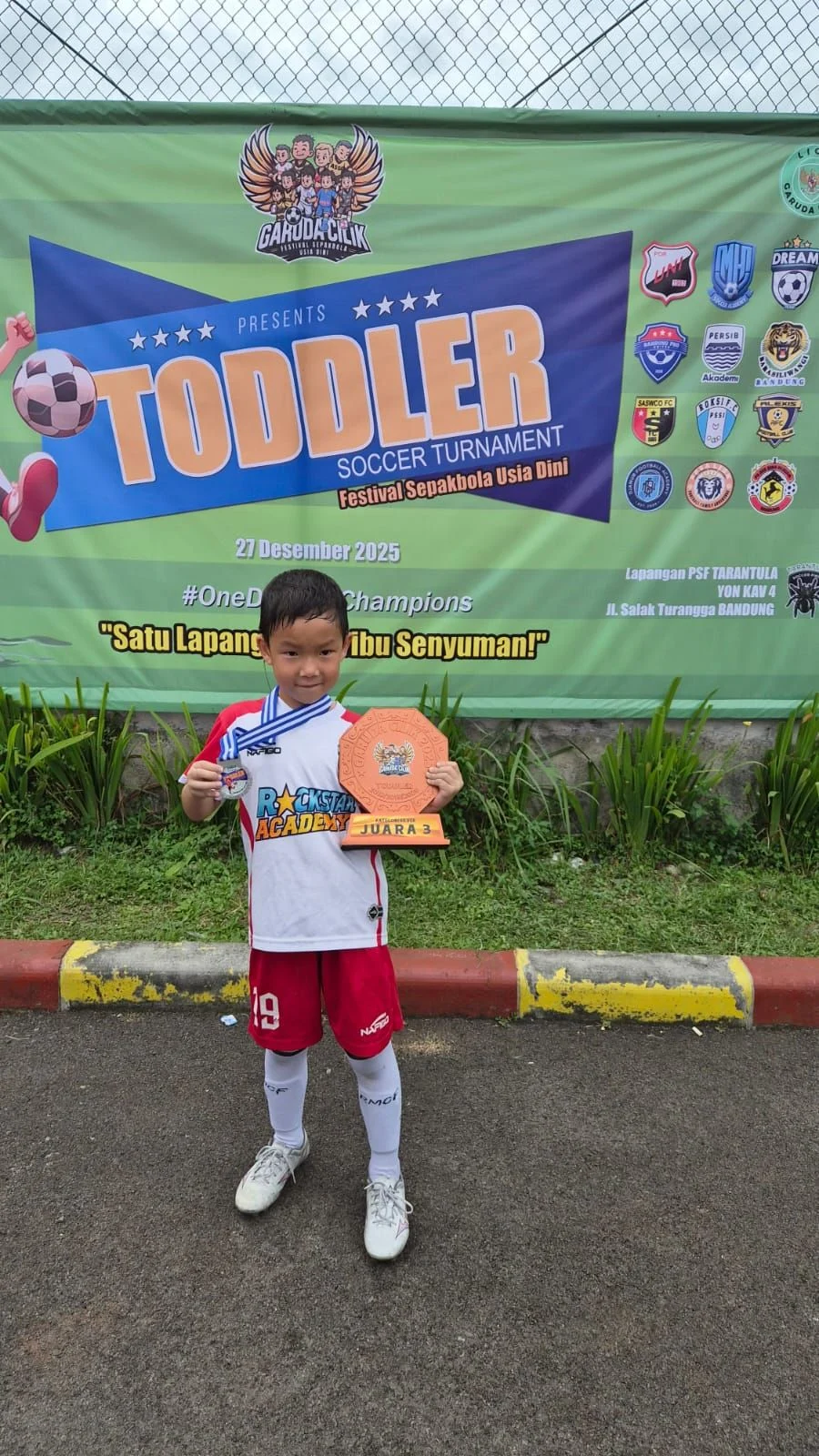 Kilian dengan trofi Juara 3 kategori Silver di Garuda Cilik Toddler Soccer Tournament, Desember 2025