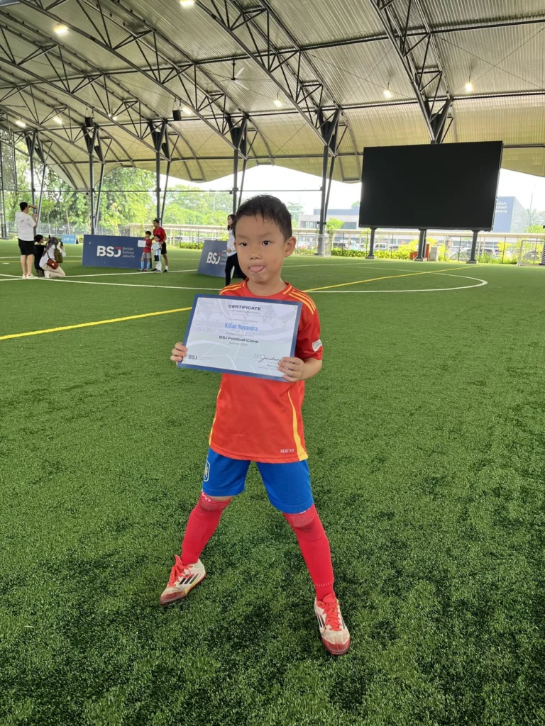 Kilian memegang sertifikat Summer Camp Manchester City Football School Jakarta 2026 di The Arena