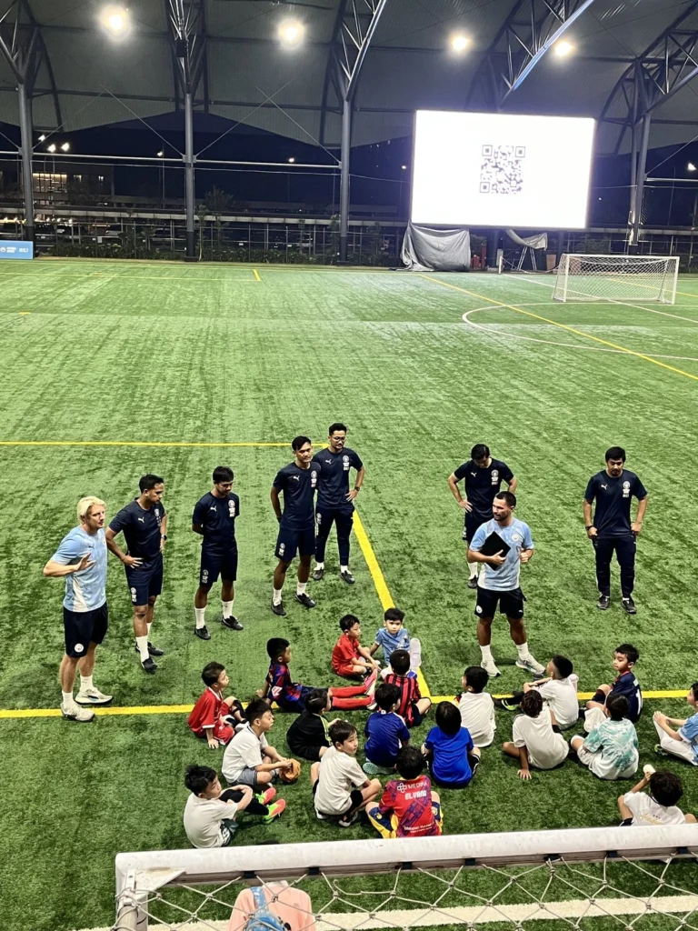 Para coach Manchester City Football School Jakarta berkumpul bersama peserta camp di The Arena