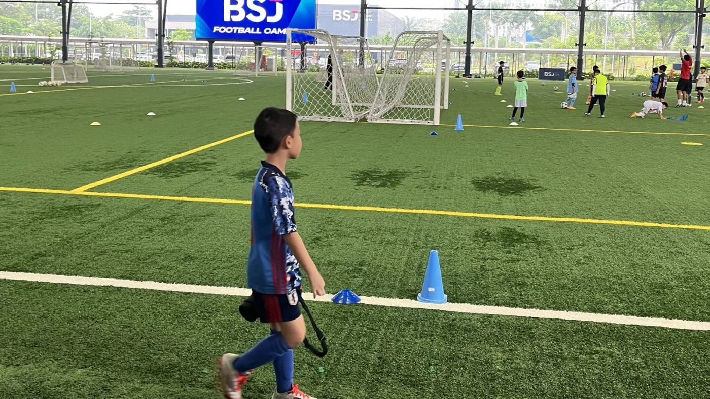 Kilian berjalan di lapangan The Arena saat Summer Camp Manchester City Football School di British School Jakarta, Bintaro