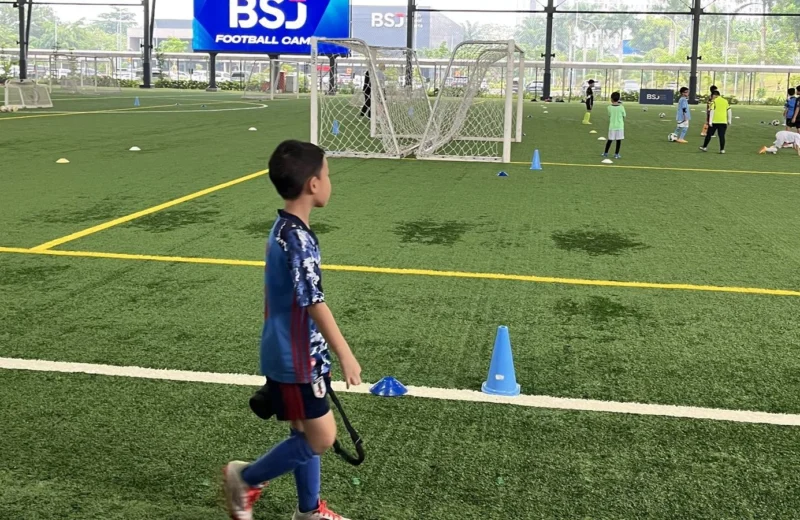 Kilian berjalan di lapangan The Arena saat Summer Camp Manchester City Football School di British School Jakarta, Bintaro