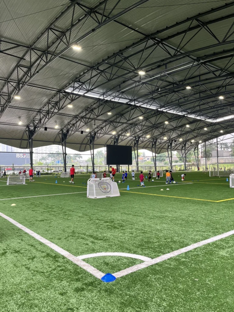 Lapangan sintetis beratap The Arena di British School Jakarta, Bintaro
