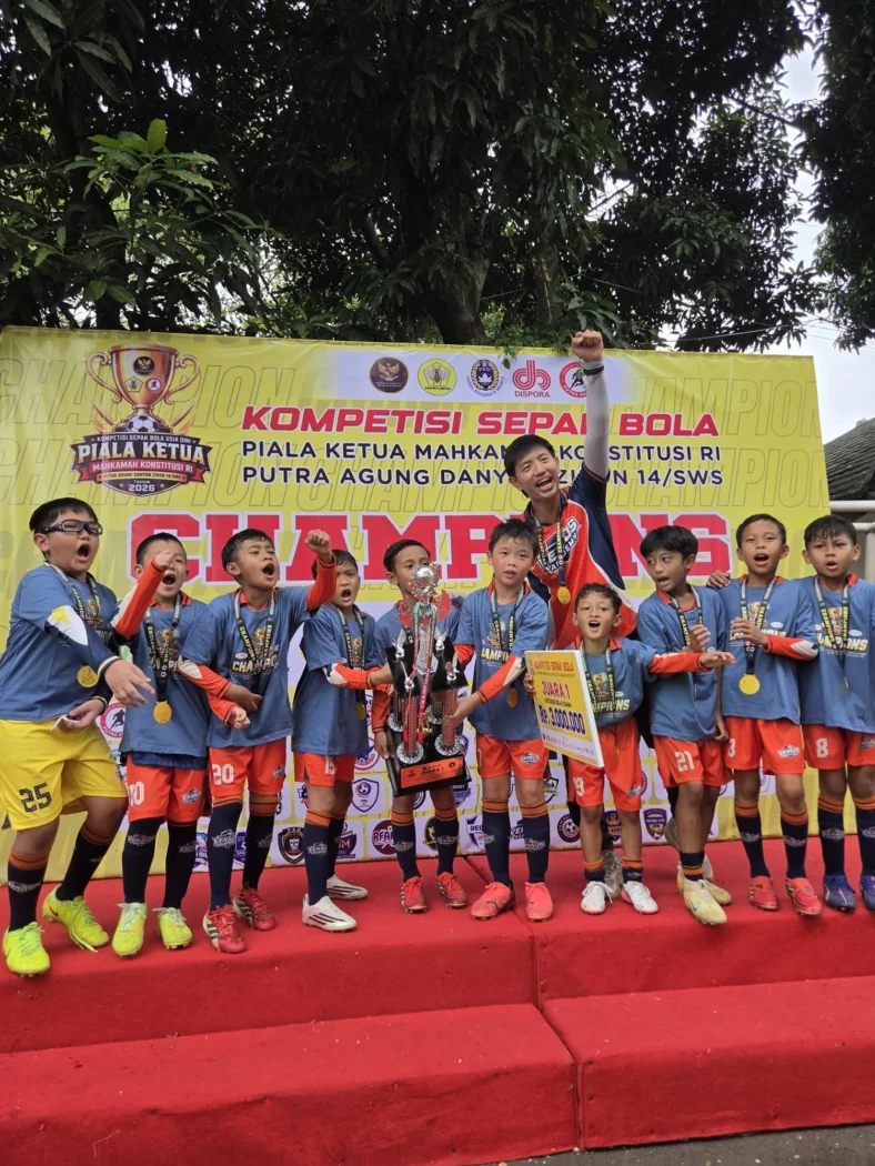 Tim KU 8 Versus Academy merayakan gelar juara Piala Ketua MK RI 2026