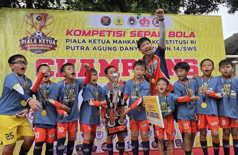 Tim KU 8 Versus Academy merayakan gelar juara Piala Ketua MK RI 2026