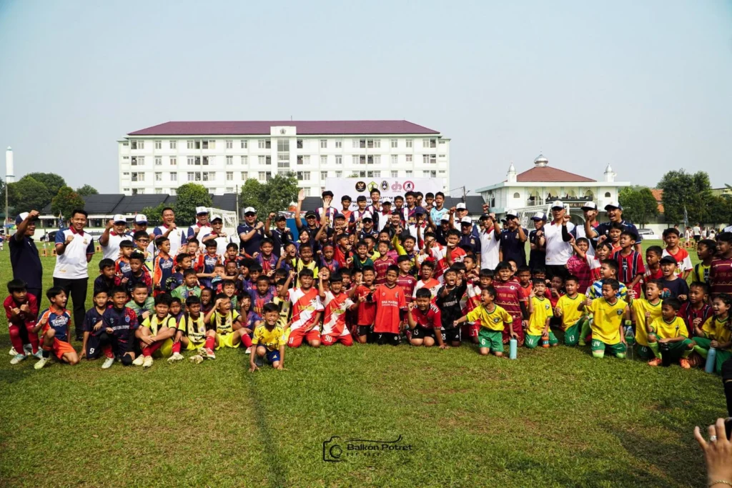 Foto bersama seluruh peserta dan tamu di pembukaan Piala Ketua MK RI 2026