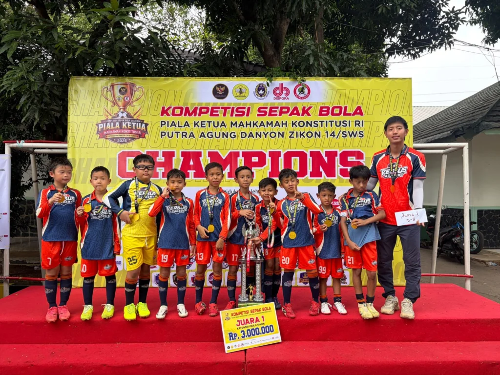 Tim KU 8 Versus Academy di podium juara 1 Piala Ketua MK RI 2026
