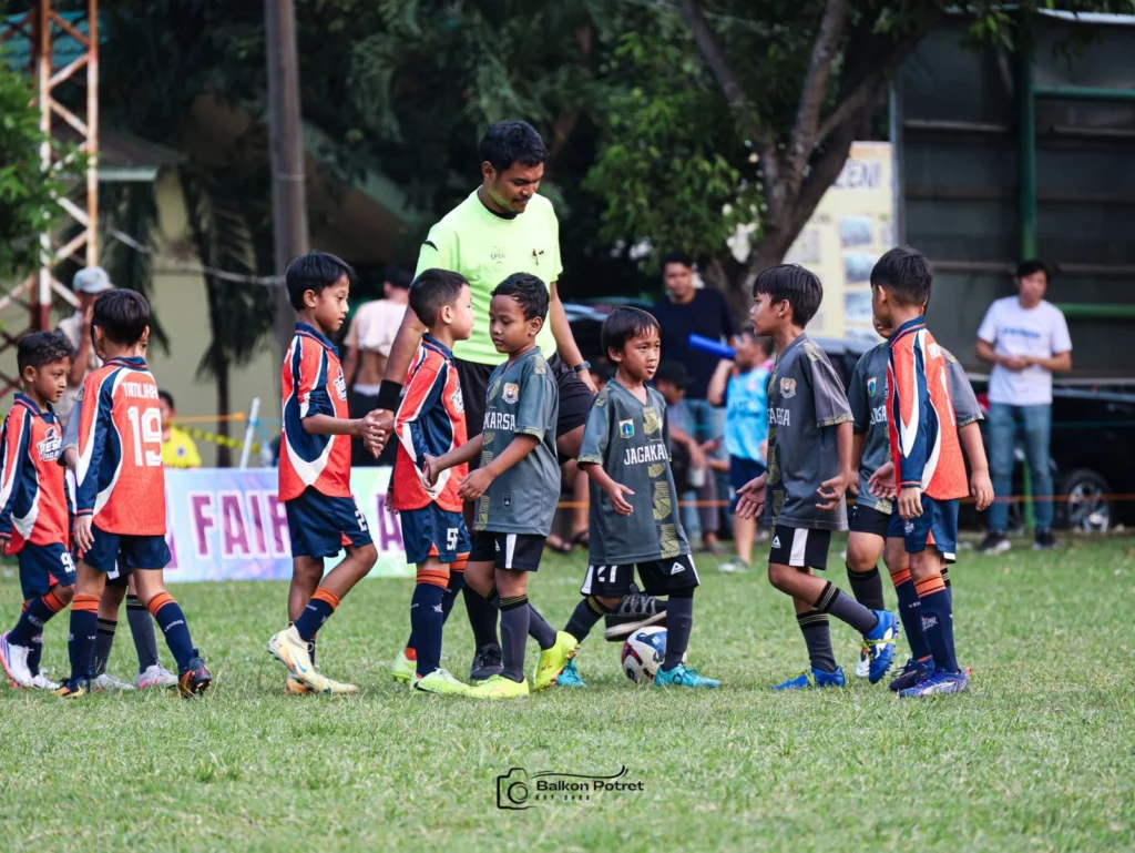 Pemain dari dua tim bersalaman fair play setelah laga Piala Ketua MK RI 2026