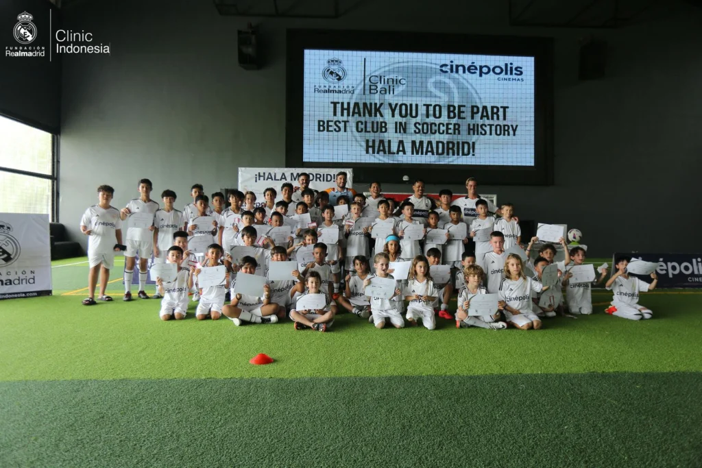Foto bersama seluruh peserta holiday camp Fundación Real Madrid Clinic di Bali