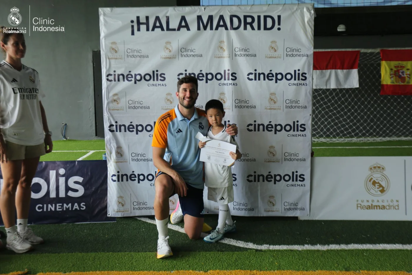 Kilian bersama pelatih Real Madrid Foundation menerima sertifikat holiday camp Fundación Real Madrid Clinic di Bali
