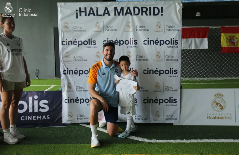 Kilian bersama pelatih Real Madrid Foundation menerima sertifikat holiday camp Fundación Real Madrid Clinic di Bali